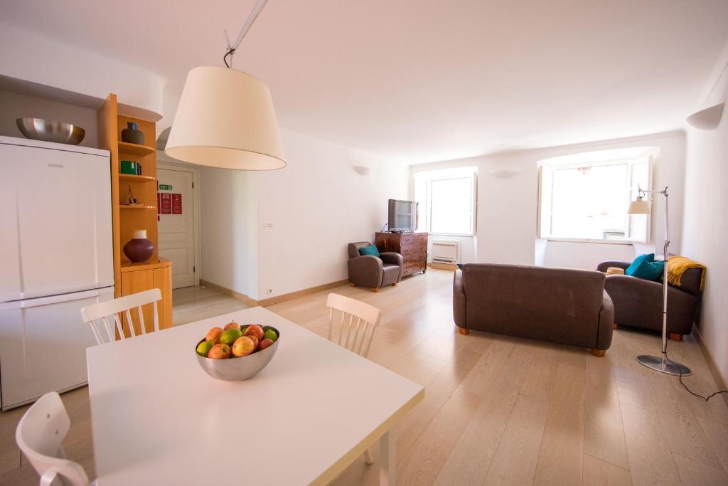 una sala de estar con una mesa con un bol de fruta. en Apartment Pupica, en Dubrovnik