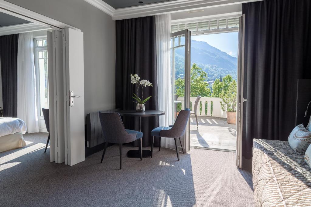 Nespecifikovaný výhled na hory nebo výhled na hory při pohledu z hotelu