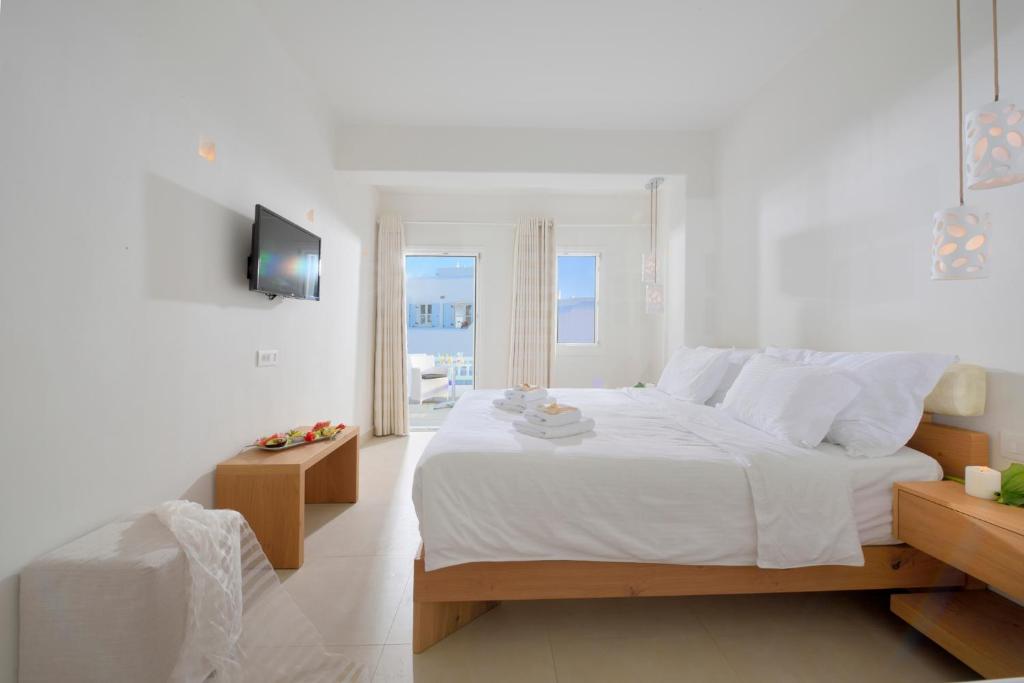 Postel nebo postele na pokoji v ubytování Petinos Hotel
