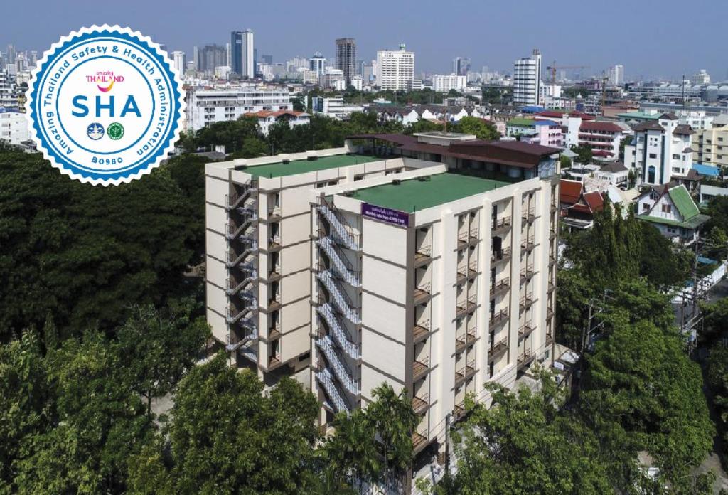 un edificio con un cartello di fronte a una città di Studio Residence Sukhumvit 71 a Bangkok