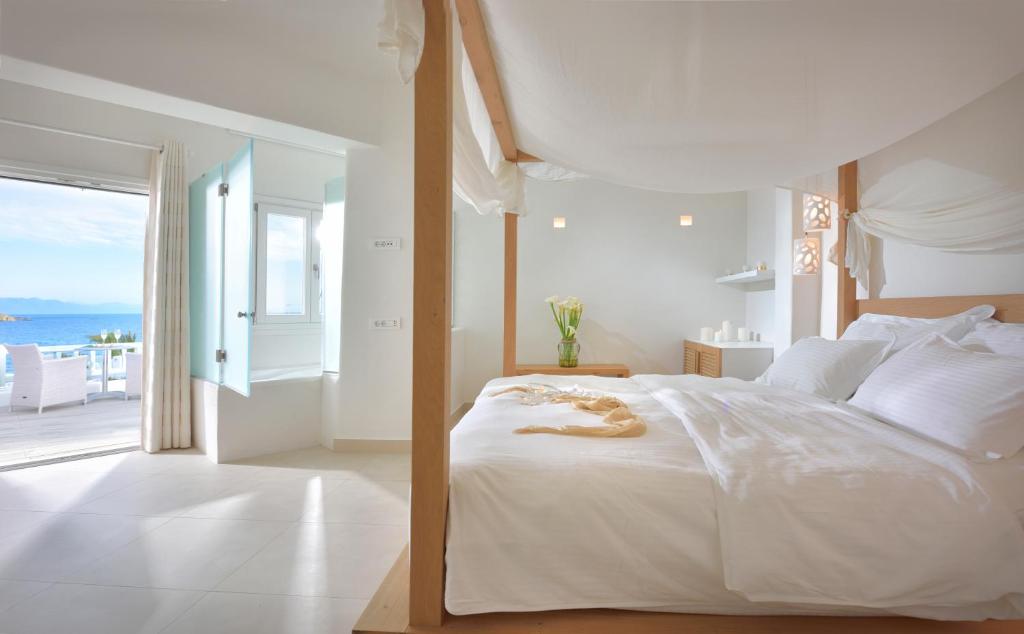 Postel nebo postele na pokoji v ubytování Petinos Hotel