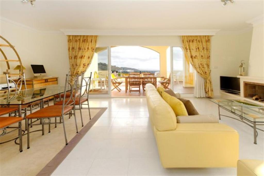 salon z żółtą kanapą i stołem w obiekcie La Manga Club Resort - Los Olivos 494 w mieście Atamaría