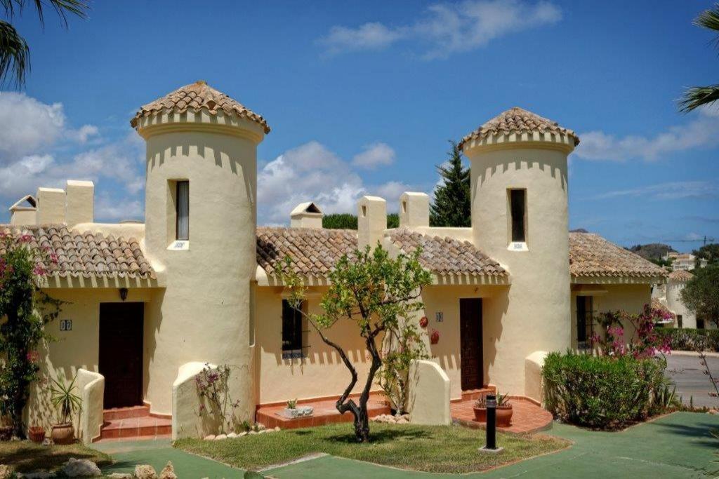 een huis met twee torens erop bij La Manga Club Resort - Los Molinos 20 in Atamaría