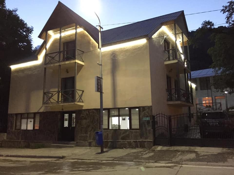 um edifício com uma luz de rua em frente em Guesthouse Gera em Mestia