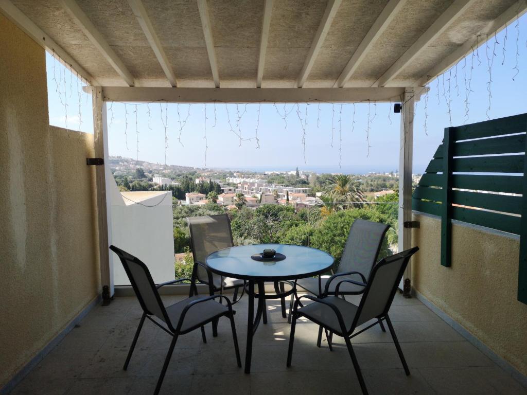 KlorakasにあるSea View Aparmentの景色を望むバルコニー(テーブル、椅子付)