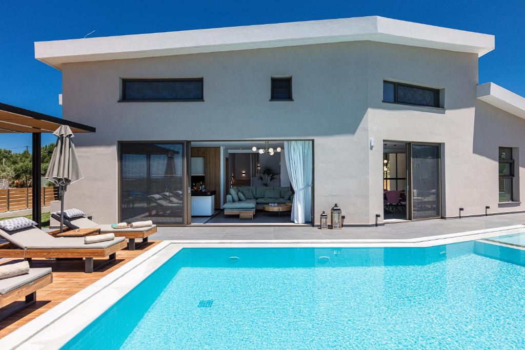dom z basenem przed domem w obiekcie TreeTop Villa I, Private Pool, BBQ & Playground, By ThinkVilla w mieście Pangalochori