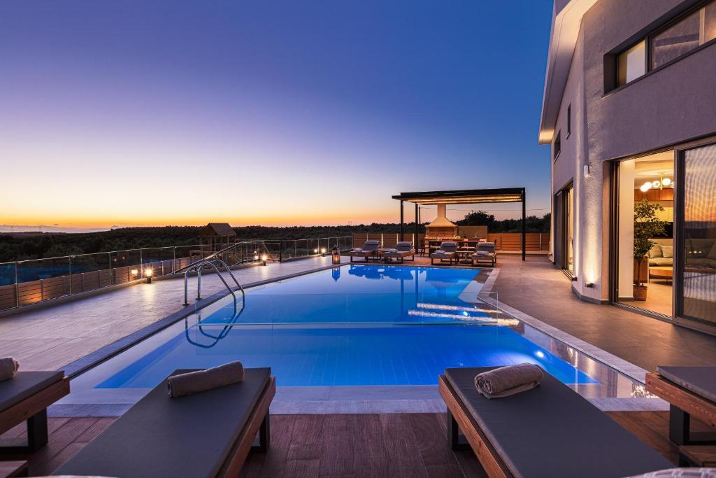 Basen w obiekcie TreeTop Villa I, Private Pool, BBQ & Playground, By ThinkVilla lub w pobliżu