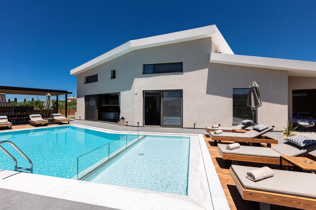 willa z basenem przed domem w obiekcie TreeTop Villa I, Private Pool, BBQ & Playground, By ThinkVilla w mieście Pangalochori