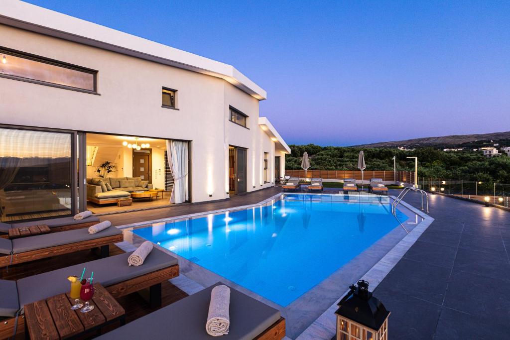 Basen w obiekcie TreeTop Villa I, Private Pool, BBQ & Playground, By ThinkVilla lub w pobliżu
