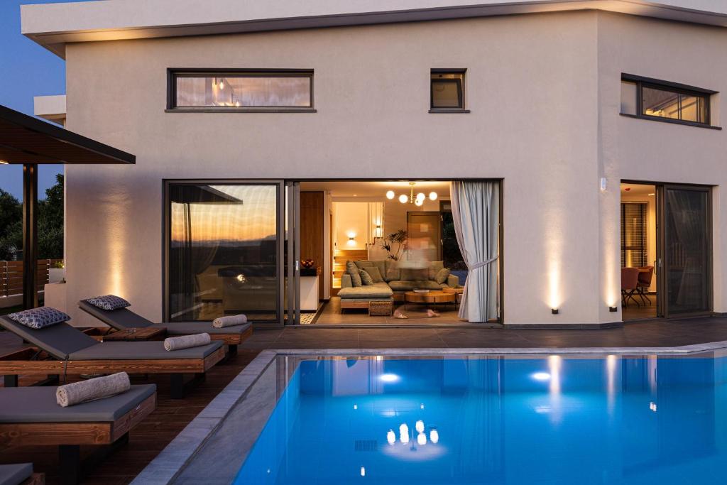 Basen w obiekcie TreeTop Villa I, Private Pool, BBQ & Playground, By ThinkVilla lub w pobliżu