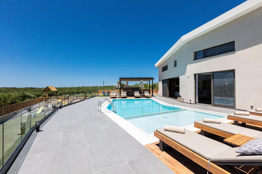 Basen w obiekcie TreeTop Villa I, Private Pool, BBQ & Playground, By ThinkVilla lub w pobliżu