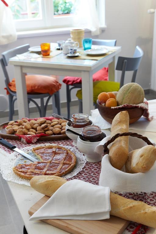 Jedlo v ubytovaní bed & breakfast alebo blízkom okolí