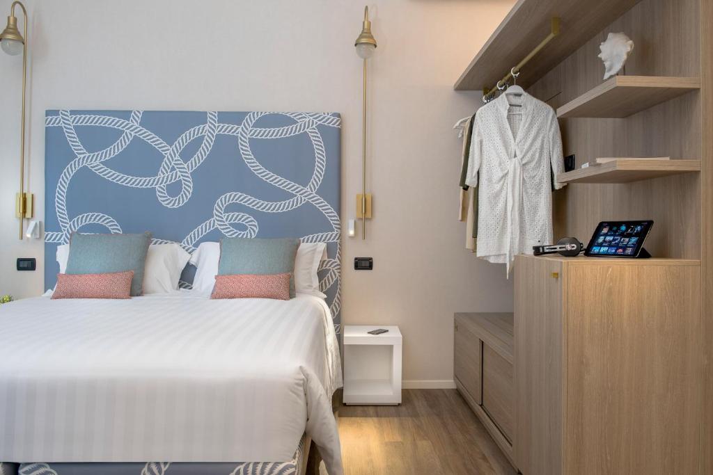 Postel nebo postele na pokoji v ubytování Litoraneo Suite Hotel