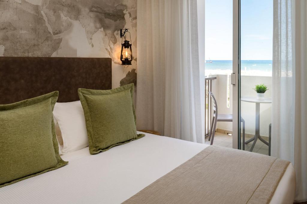 Postel nebo postele na pokoji v ubytování Litoraneo Suite Hotel