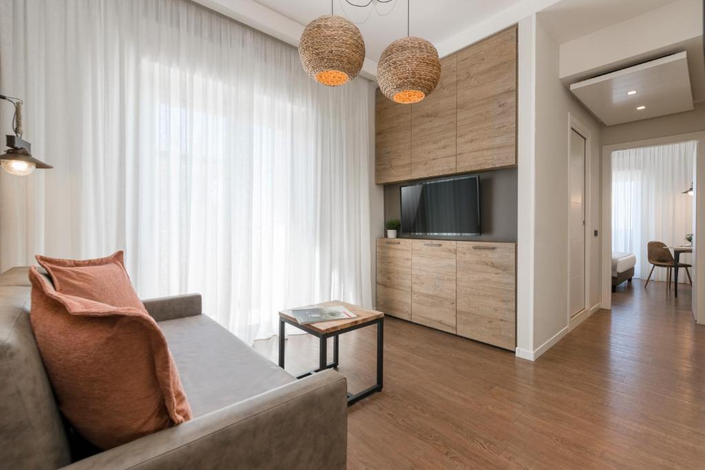 TV a/nebo společenská místnost v ubytování Litoraneo Suite Hotel