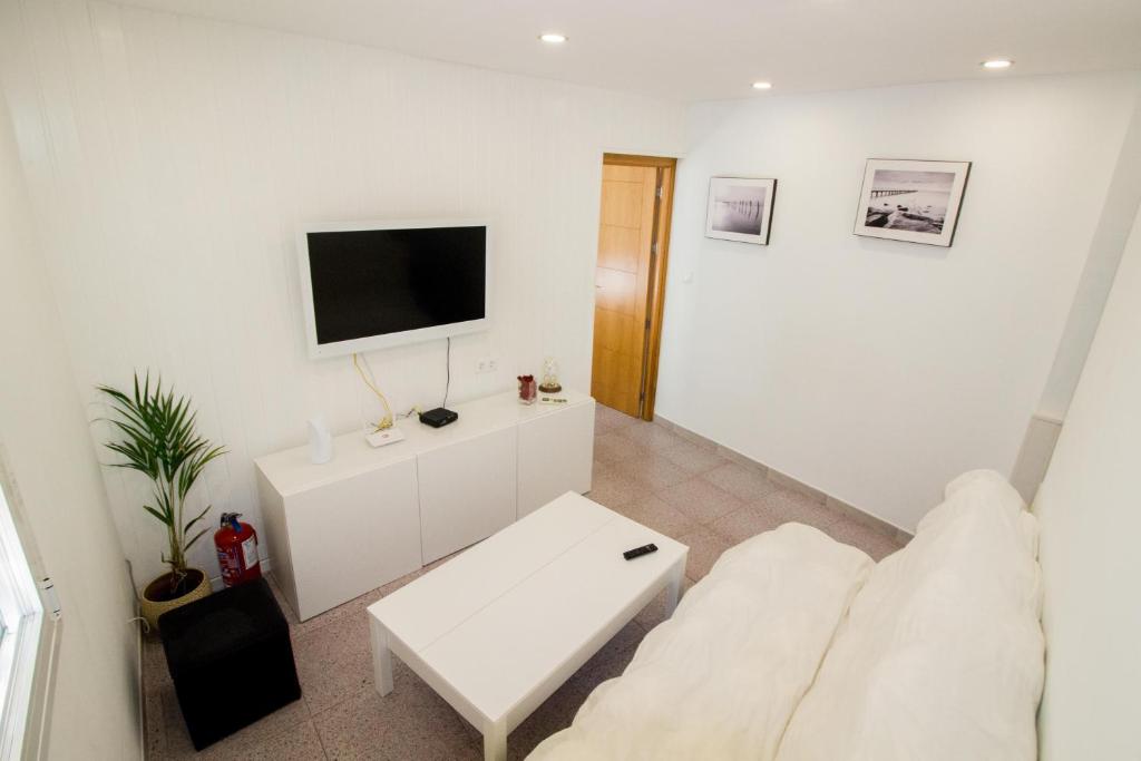 Μια τηλεόραση ή/και κέντρο ψυχαγωγίας στο Coqueto Apartamento 50m de playa