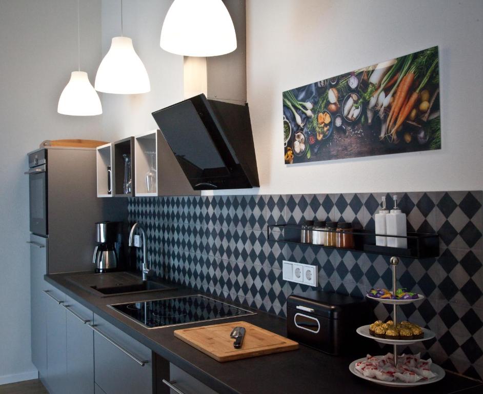 a kitchen with a counter with a stove top oven at Lohwald-Appartment in Oberwürschnitz