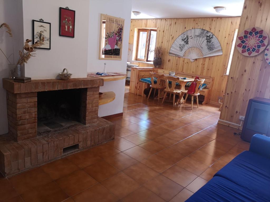 un salon avec une cheminée et une salle à manger dans l'établissement Camigliatello Mom&Son, à Camigliatello Silano