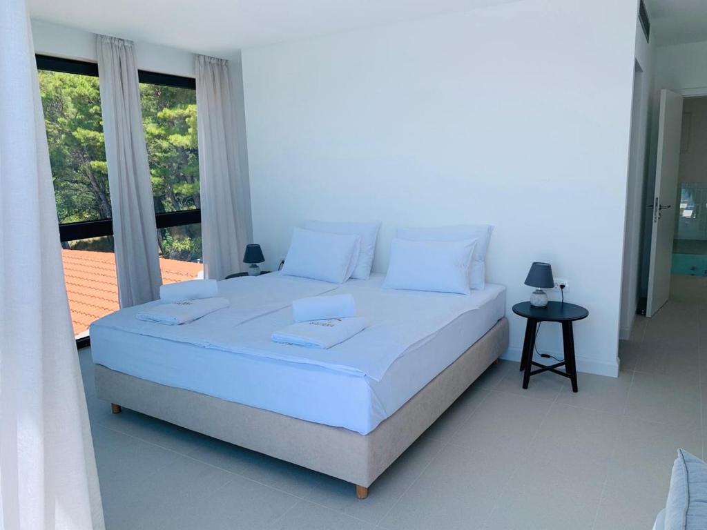 Posteľ alebo postele v izbe v ubytovaní Villa Colomba a luxury villa in Brela, seafront