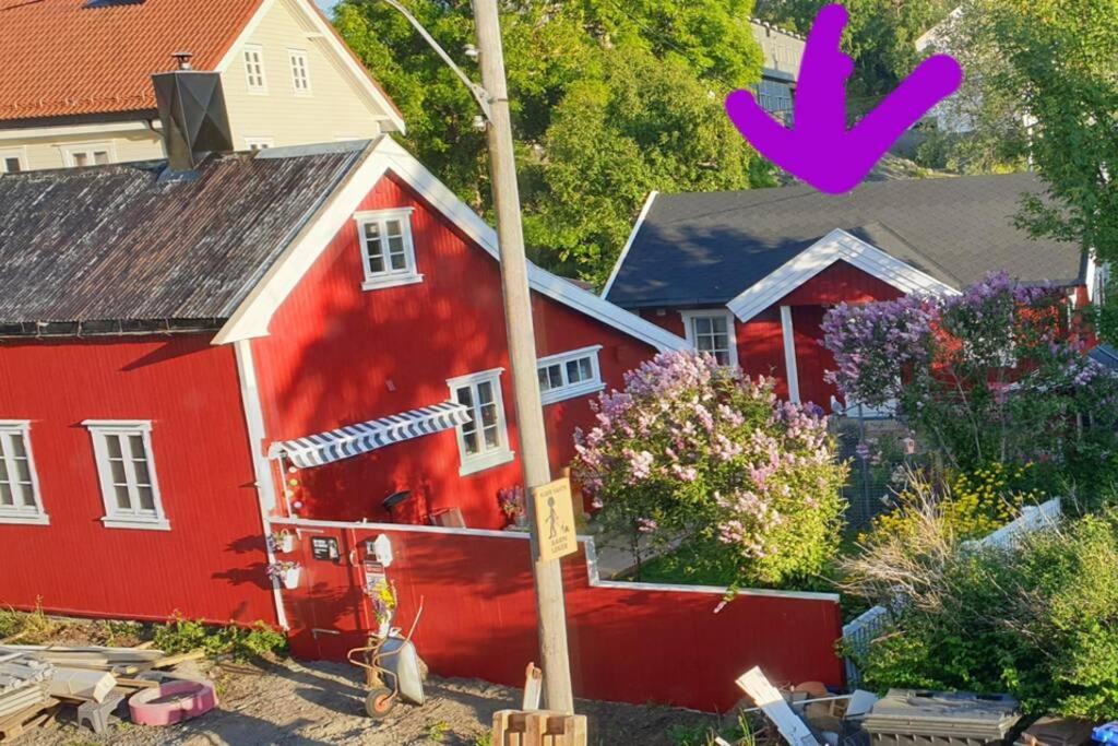 Maison rouge avec violet x sur dans l'établissement Nydelig hytte i Kabelvåg Lofoten, à Kabelvåg