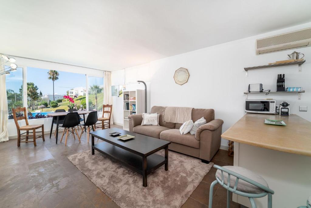 Azahara I, 25A small cozy apartment with great views located in the popular area of Nueva Andalucia