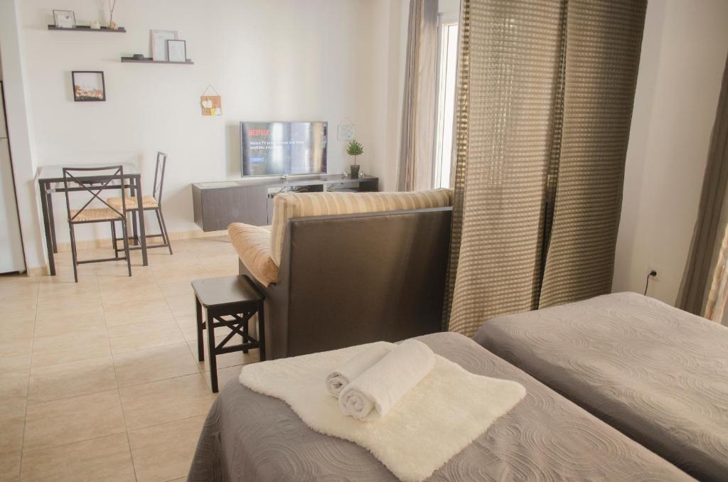 1 dormitorio con 2 camas y sala de estar en Apartamentos RuiSol - AUTO CHECKIN - by Centrall alquileres turísticos, en Nerja