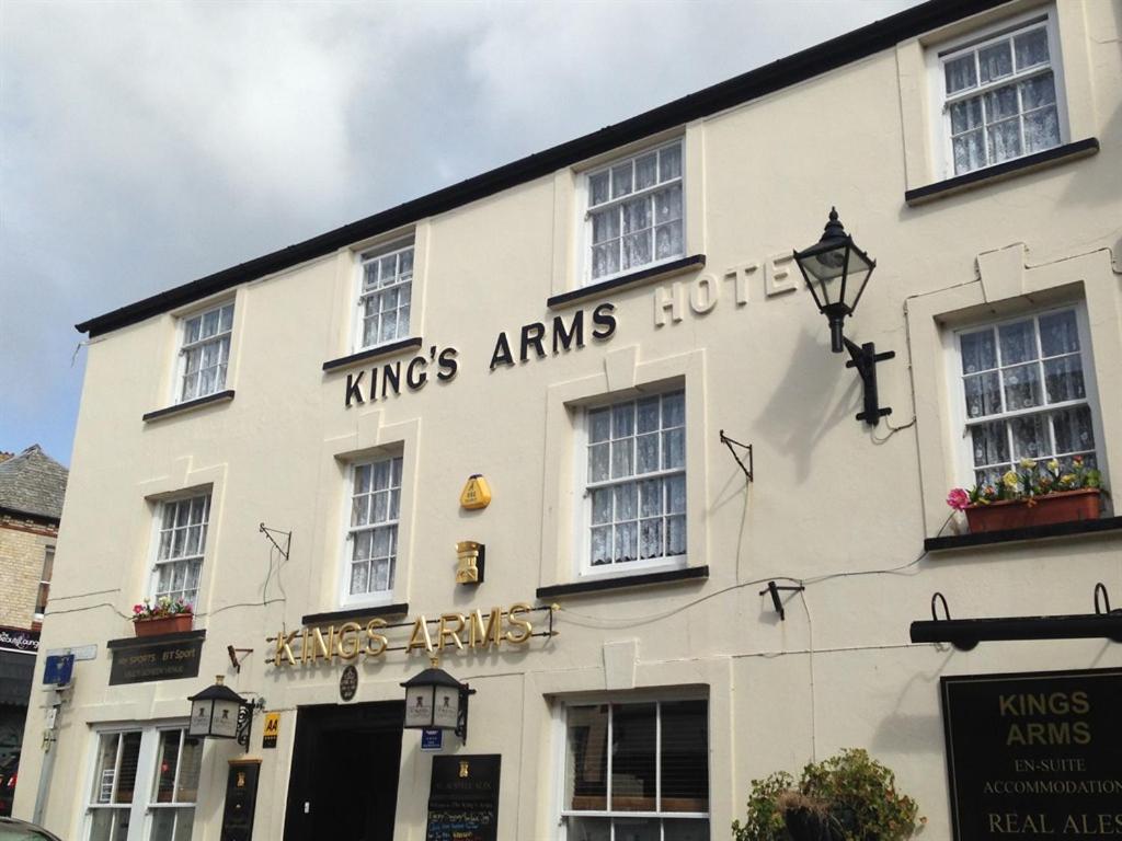 Un bâtiment blanc avec les mots rois armoiries sur lui dans l'établissement King's Arms, à Lostwithiel