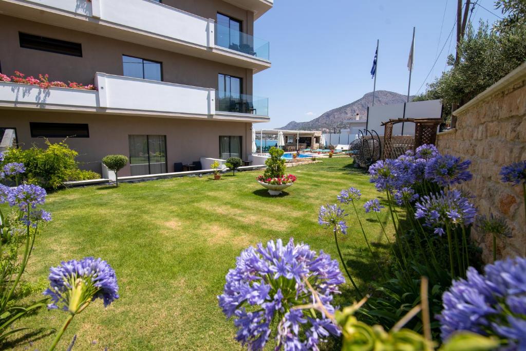 Nespecifikovaný výhled na hory nebo výhled na hory při pohledu z hotelu