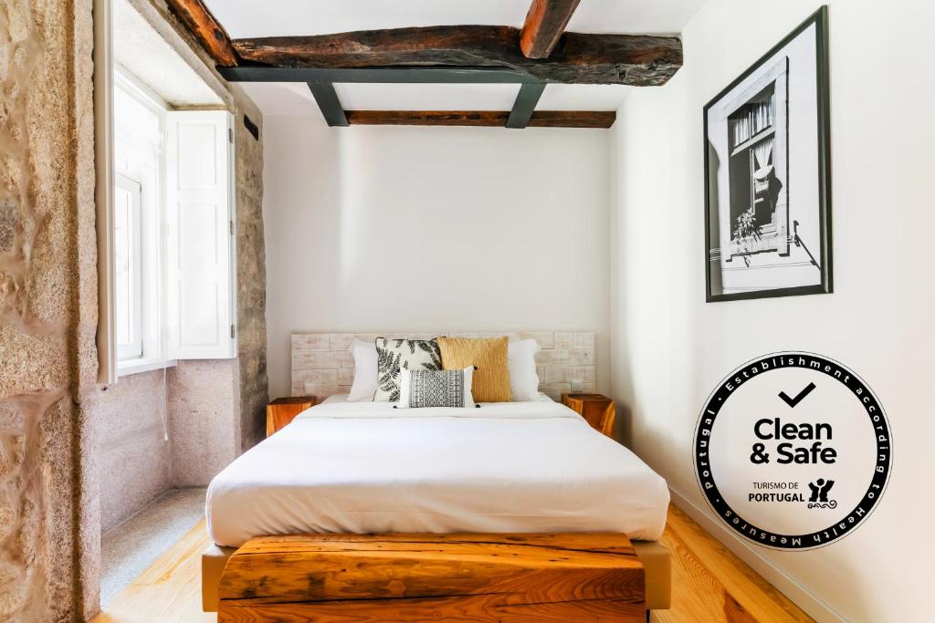 um quarto com uma cama e uma placa que lê limpo e seguro em Stay In Apartments no Porto