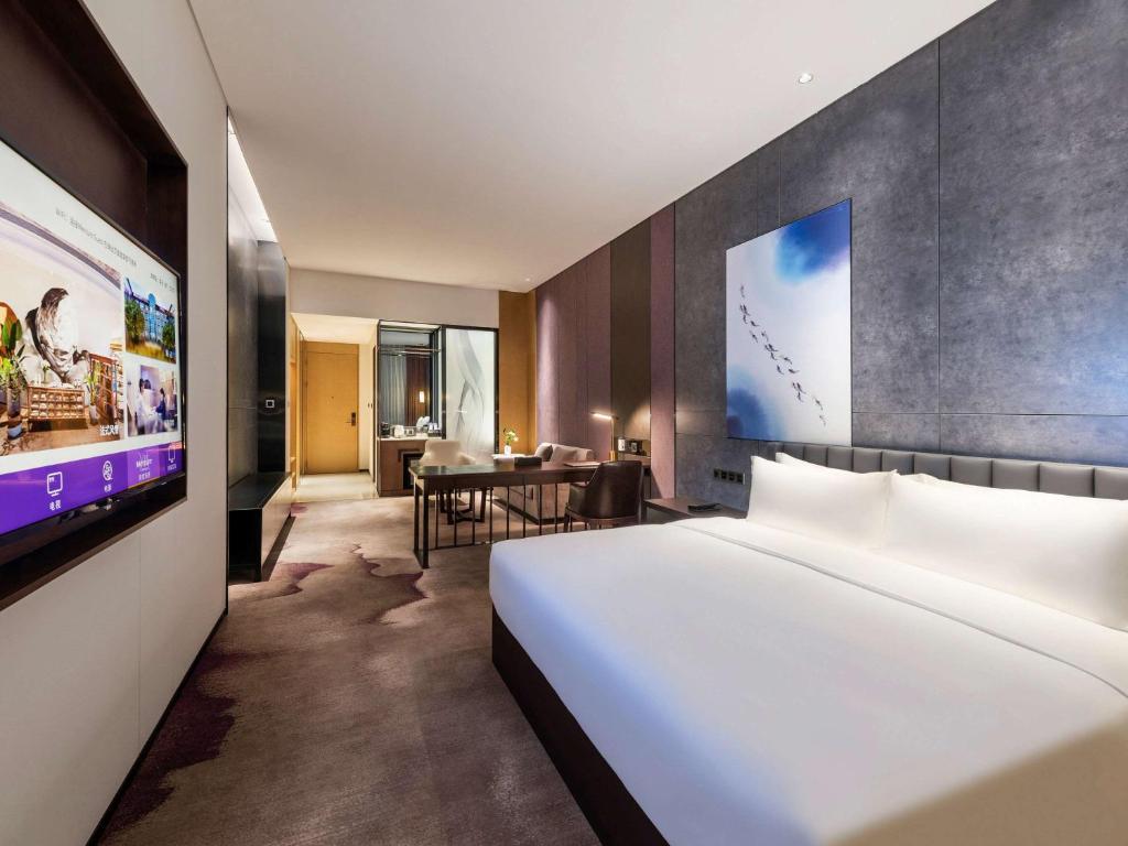 Postel nebo postele na pokoji v ubytování Mercure Shenzhen Longgang