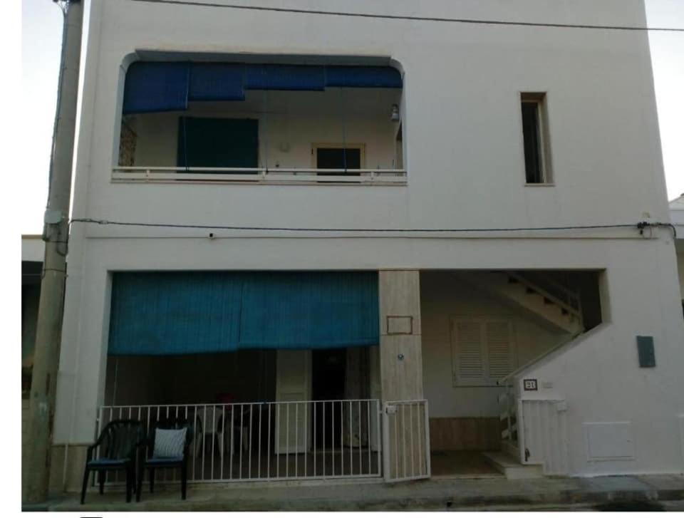 - un bâtiment blanc avec un balcon et 2 chaises dans l'établissement Casa Vacanza Rosanna, à Torre Lapillo