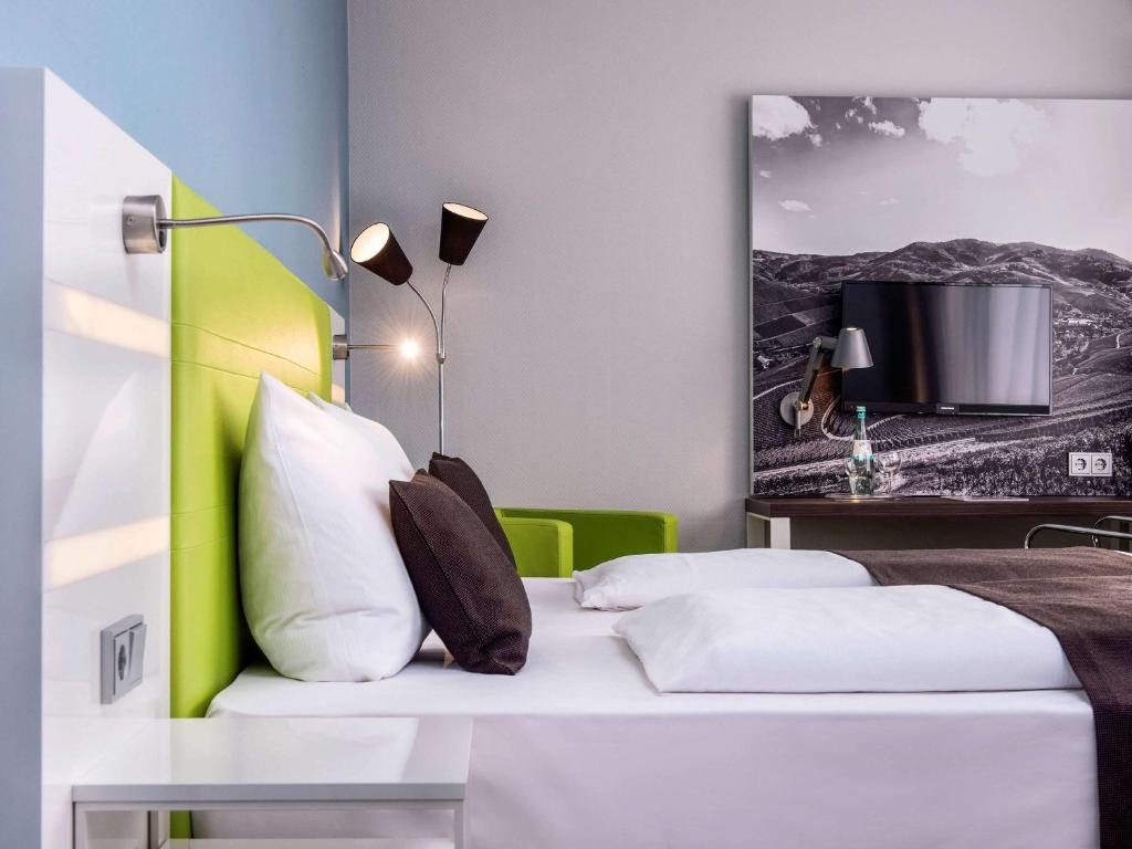 Postel nebo postele na pokoji v ubytování ibis Styles Offenburg City