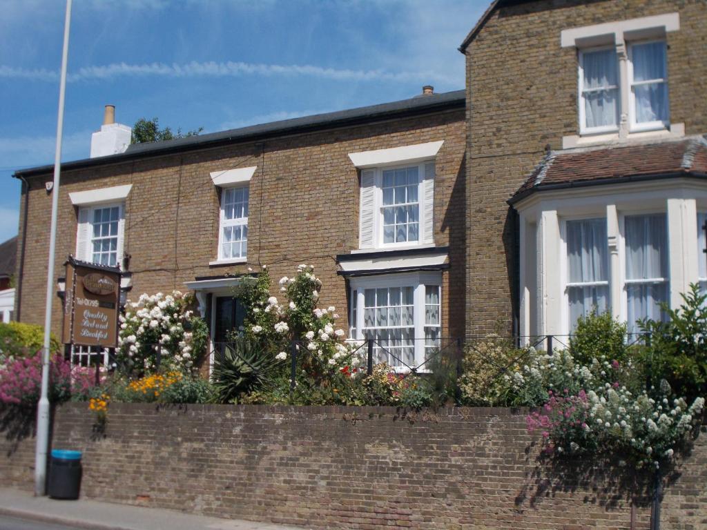 une maison en briques avec des fleurs devant elle dans l'établissement The Beaumont, à Sittingbourne