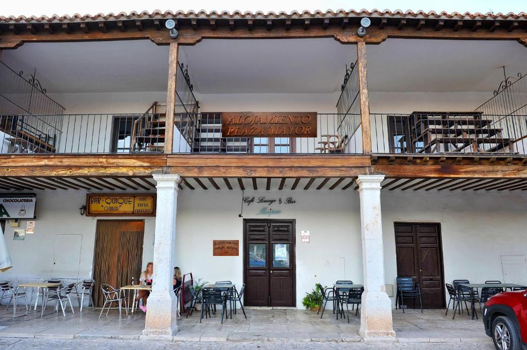 - un balcon avec des tables et des chaises dans l'établissement Alojamiento Colmenar de Oreja Plaza Mayor, à Colmenar de Oreja