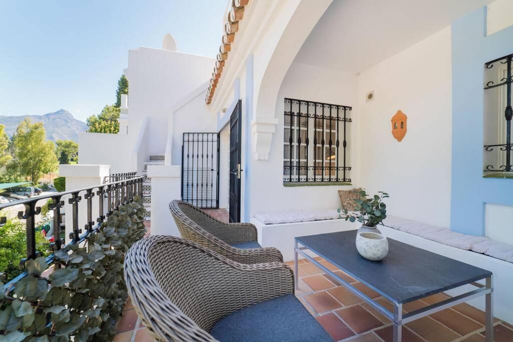 Balkón nebo terasa v ubytování Aloha Pueblo beautiful apartment with roof-terrace next to Aloha golf
