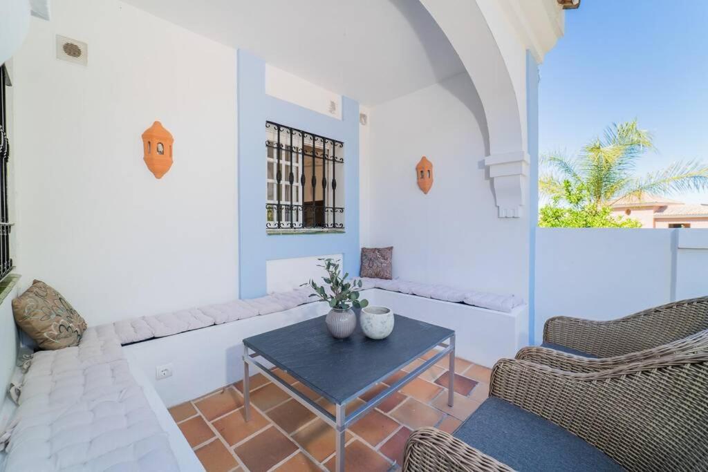 Posezení v ubytování Aloha Pueblo beautiful apartment with roof-terrace next to Aloha golf