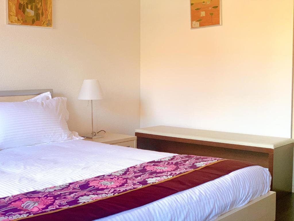 Postel nebo postele na pokoji v ubytování SWISS HOTEL LA COURONNE