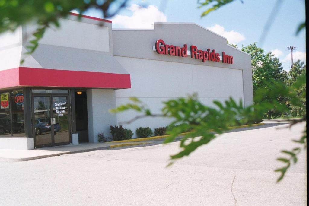 Uma loja com uma placa que diz "Grand Pacific Inn". em Grand Rapids Inn em Grand Rapids