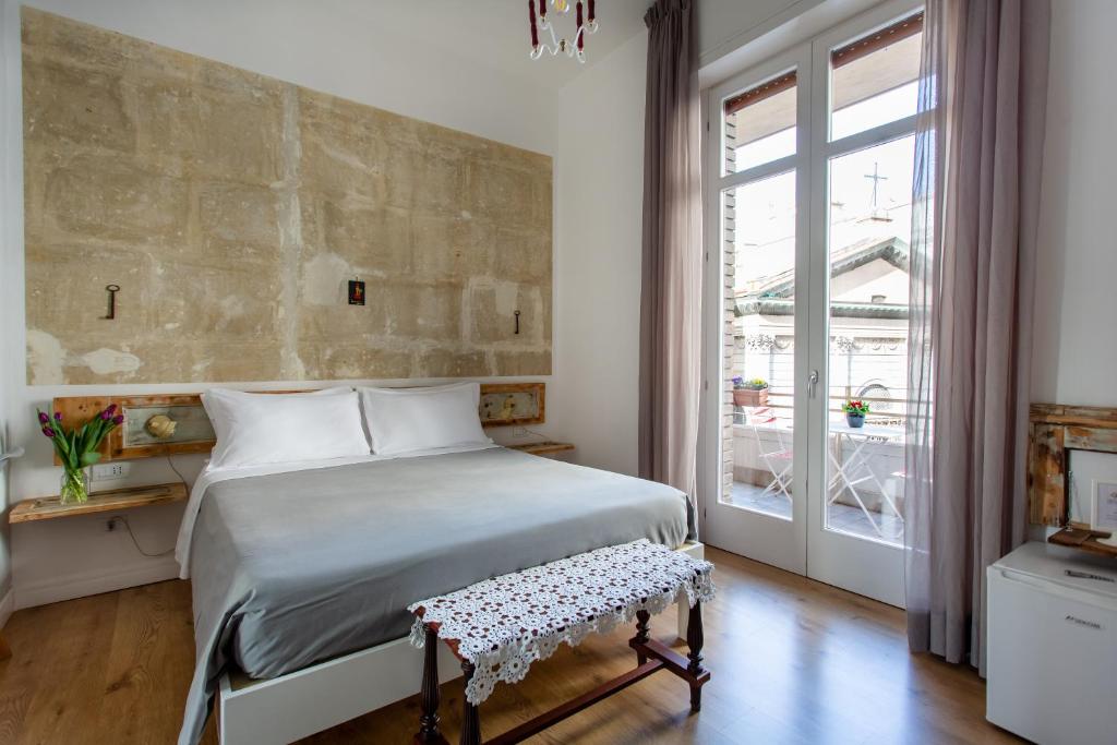 - une chambre avec un grand lit et une fenêtre dans l'établissement Napoli Bonita b&b, à Naples