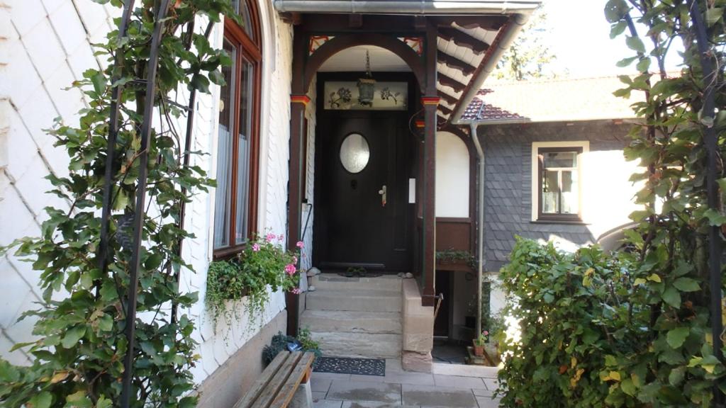 uma porta preta da frente de uma casa com escadas em Ferienhaus Villa Bourguet em Bad Liebenstein