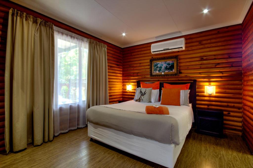 Postel nebo postele na pokoji v ubytování Sunset Lodge