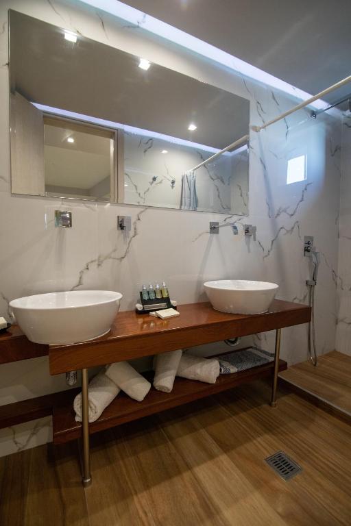 Koupelna v ubytování Aianteion Bay Luxury Hotel & Suites