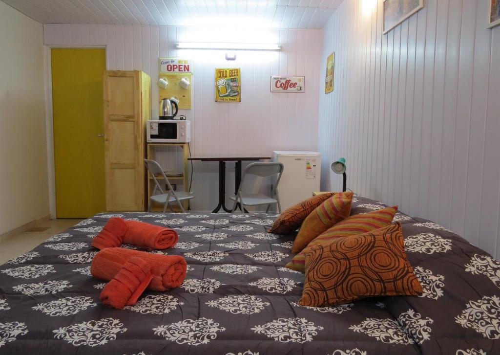 um quarto com uma cama com almofadas em LIZARRA Monoambiente RESISTENCIA- 100 mts peatonal em Resistência