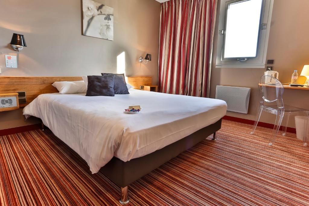 Ein Bett oder Betten in einem Zimmer der Unterkunft Contact Hôtel Solana, Niort MendesFrance
