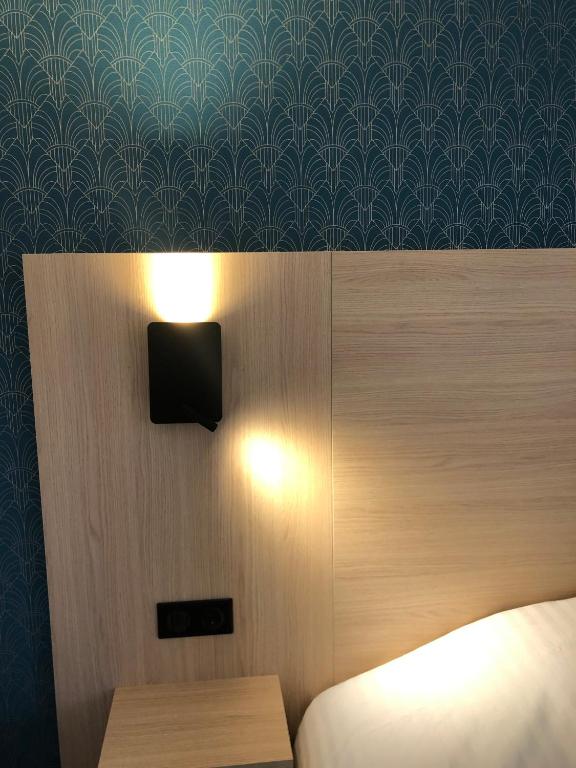 Postel nebo postele na pokoji v ubytování Cit'Hotel LA PYRAMIDE