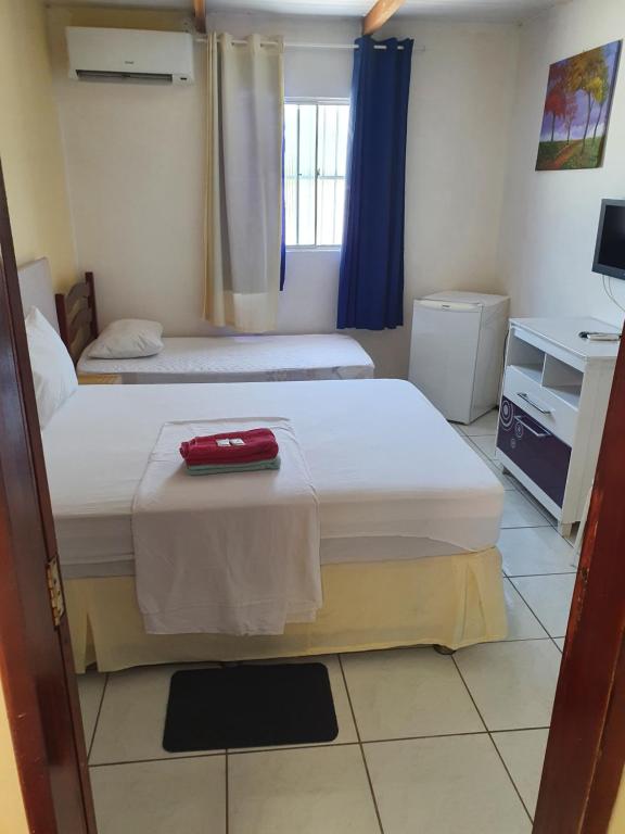 Habitación pequeña con 2 camas y ventana en Dias de Sol & Mar, en Fortaleza