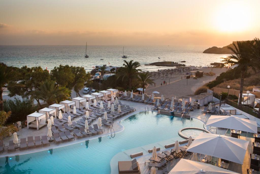een luchtzicht op een resort met een zwembad en de oceaan bij Insotel Tarida Beach Resort & SPA in Cala Tarida