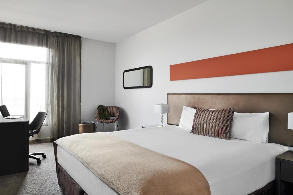 Postel nebo postele na pokoji v ubytování Dandenong Central Apartments Official