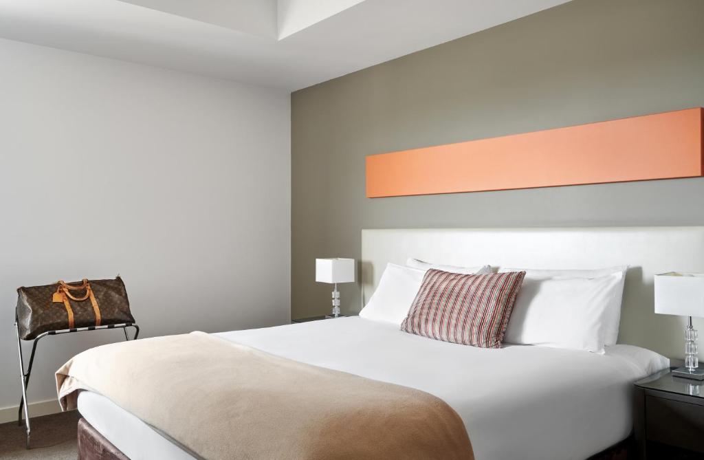 Postel nebo postele na pokoji v ubytování Dandenong Central Apartments Official