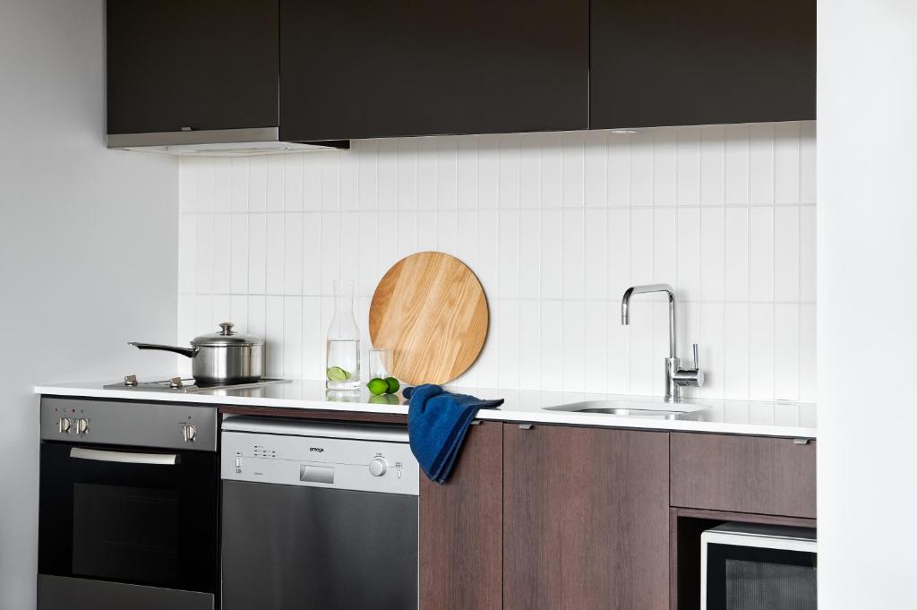 Kuchyň nebo kuchyňský kout v ubytování Dandenong Central Apartments Official